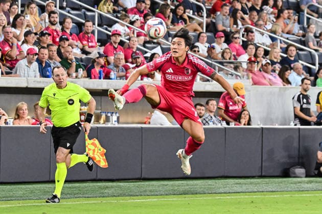 ST. LOUIS, MO - AUGUST 30: Jeong Sang-bin (77) of the St. Louis CITY SC leaps trying to knock the ball down during the MLS, Fussball Herren, USA regular season match where St. Louis CITY SC hosted FC Dallas on Sunday August 30th, 2026, at Energizer Park in St. Louis City, MO. (Photo by Rick Ulreich Icon Sportswire) SOCCER: AUG 30 MLS St. Louis CITY SC vs FC Dallas EDITORIAL USE ONLY Icon26083035
