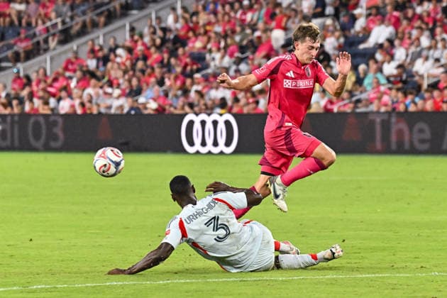 ST. LOUIS, MO - AUGUST 30: Daniel Edelman (24) of the St. Louis CITY SC leaps over the sliding Osaze Urhoghide (3) of the FC Dallas who kicks the ball away during the MLS, Fussball Herren, USA regular season match where St. Louis CITY SC hosted FC Dallas on Sunday August 30th, 2026, at Energizer Park in St. Louis City, MO. (Photo by Rick Ulreich Icon Sportswire) SOCCER: AUG 30 MLS St. Louis CITY SC vs FC Dallas EDITORIAL USE ONLY Icon26083042