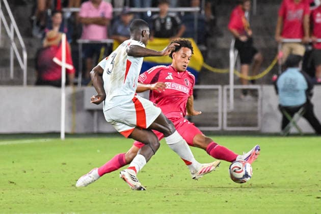 ST. LOUIS, MO - AUGUST 30: Zachary Zengue (91) of the St. Louis CITY SC blocks the pass of Osaze Urhoghide (3) of the FC Dallas during the MLS, Fussball Herren, USA regular season match where St. Louis CITY SC hosted FC Dallas on Sunday August 30th, 2026, at Energizer Park in St. Louis City, MO. (Photo by Rick Ulreich Icon Sportswire) SOCCER: AUG 30 MLS St. Louis CITY SC vs FC Dallas EDITORIAL USE ONLY Icon26083048