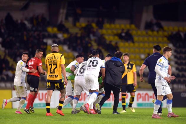 Futbol, Coquimbo Unido vs Huachipato. Fecha 21, Liga de primera 2026. Hinchas de la barra brava de Coquimbo Unido lanzan bombas de estruendo y bengalas a la cancha afectando al arquero de huachipato Cristian Bravo durante un partido de la liga de primera disputado en el estadio Francisco Sanchez Rumoroso en Coquimbo, Chile. 30 08 2026 Alejandro Pizarro Ubilla Photosport Football, Coquimbo Unido vs Huachipato. 21th date, 2026 First division league. Coquimbo Unido hooligans threw firecrackers and flares onto the pitch, affecting Huachipato player Cristian Bravo during a first division league match played at the Francisco Sanchez Rumoroso stadium in Coquimbo, Chile. 30 08 2026 Alejandro Pizarro Ubilla Photosport Coquimbo Unido vs Huachipato, campeonato 2026 