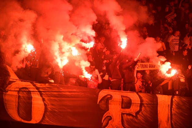 Futbol, Coquimbo Unido vs Huachipato. Fecha 21, Liga de primera 2026. Hinchas de la barra brava de Coquimbo Unido lanzan bombas de estruendo y bengalas a la cancha afectando al arquero de huachipato Cristian Bravo durante un partido de la liga de primera disputado en el estadio Francisco Sanchez Rumoroso en Coquimbo, Chile. 30 08 2026 Alejandro Pizarro Ubilla Photosport Football, Coquimbo Unido vs Huachipato. 21th date, 2026 First division league. Coquimbo Unido hooligans threw firecrackers and flares onto the pitch, affecting Huachipato player Cristian Bravo during a first division league match played at the Francisco Sanchez Rumoroso stadium in Coquimbo, Chile. 30 08 2026 Alejandro Pizarro Ubilla Photosport Coquimbo Unido vs Huachipato, campeonato 2026 