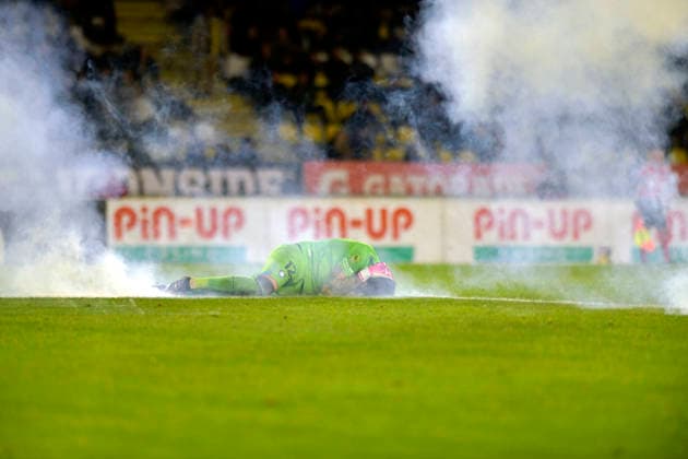 Futbol, Coquimbo Unido vs Huachipato. Fecha 21, Liga de primera 2026. Hinchas de la barra brava de Coquimbo Unido lanzan bombas de estruendo y bengalas a la cancha afectando al arquero de huachipato Cristian Bravo durante un partido de la liga de primera disputado en el estadio Francisco Sanchez Rumoroso en Coquimbo, Chile. 30 08 2026 Alejandro Pizarro Ubilla Photosport Football, Coquimbo Unido vs Huachipato. 21th date, 2026 First division league. Coquimbo Unido hooligans threw firecrackers and flares onto the pitch, affecting Huachipato player Cristian Bravo during a first division league match played at the Francisco Sanchez Rumoroso stadium in Coquimbo, Chile. 30 08 2026 Alejandro Pizarro Ubilla Photosport Coquimbo Unido vs Huachipato, campeonato 2026 