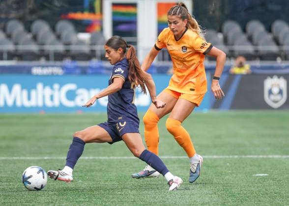 SEATTLE, WA - AUGUST 30: Seattle Reign FC midfielder Samantha Meza (20) in action during the NWSL match between the Houston Dash and Seattle Reign FC in the first half on August 30, 2026 at Lumen Field in Seattle, Washington. (Photo by Leslie Plaza Johnson Icon Sportswire) SOCCER: AUG 30 NWSL Seattle Reign FC vs Houston Dash EDITORIAL USE ONLY Icon260830033