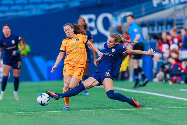 August 30, 2026, Seattle, Washington, USA: Houston Dash Defender ALLYSHA CHAPMAN ( 2) defends against Seattle Reign Midfielder AINSLEY MCCAMMON ( 16)during the second half of a NWSL 2026 regular season game between Seattle Reign FC and Houston Dash at Lumen Field in Seattle on August 30, 2026. Seattle won 1:0. Seattle USA - ZUMAw150 20260830_zsp_w150_018 Copyright: xJasonxWangx
