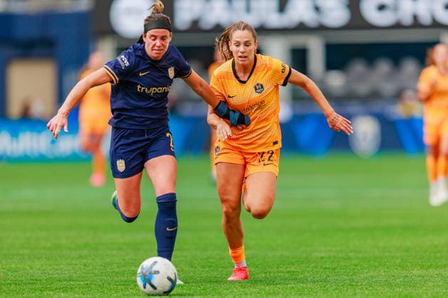 August 30, 2026, Seattle, Washington, USA: Seattle Reign Defender PHOEBE MCCLERNON ( 21) and Houston Dash Forward KAT RADER ( 22) fight for the ball during the first half of a NWSL 2026 regular season game between Seattle Reign FC and Houston Dash at Lumen Field in Seattle on August 30, 2026. Seattle won 1:0. Soccer 2026: NWSL Seattle Reign 1:0 Houston Dash  - ZUMAw150 20260830_zsp_w150_015 Copyright: xJasonxWangx