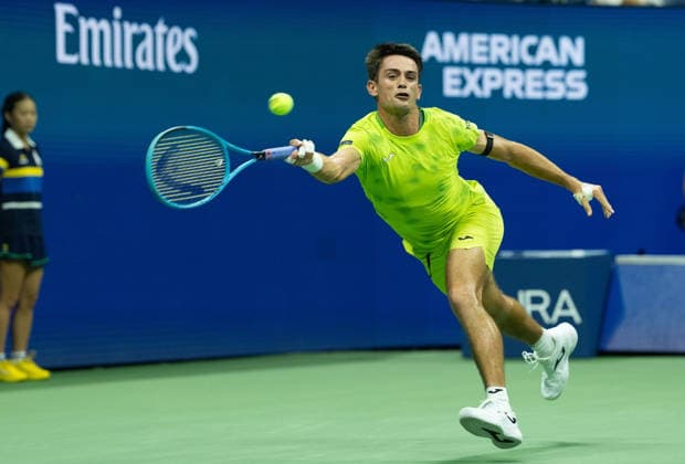 2026 US Open - Day 1 NEW YORK, NEW YORK - AUGUST 30: Mariano Navone of Argentina returns a shot during his match against Novak Djokovic of Serbia during the 2026 US Open - Day 1 at USTA Billie Jean King National Tennis Center on August 30, 2026 in New York, New York. New York USTA Billie Jean King National Tennis Center New York United States Copyright: xSusanxMullane ISIxPhotosx 9746