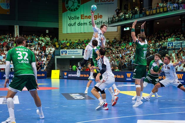 30.08.2026, xovx, Handball Opel Handball-Bundesliga, HSG Wetzlar - SG BBM Bietigheim v.l. Nikolaj Laesö (HSG Wetzlar), Maxim Orlov (SG BBM Bietigheim), Jona Schoch (HSG Wetzlar), Dominik Claus (SG BBM Bietigheim), Petter Överby (HSG Wetzlar), Niklas Theiß (HSG Wetzlar), Fabian Wiederstein (SG BBM Bietigheim) Wetzlar Buderus Arena Hessen Deutschland (DE)