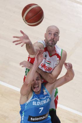 (260831) -- LJUBLJANA, Aug. 31, 2026 -- Szilard Benke (top) of Hungary vies with Klemen Prepelic of Slovenia during the men s FIBA Basketball World Cup 2027 European Qualifiers match between Slovenia and Hungary at Tivoli Sports Hall in Ljubljana, Slovenia, Aug. 30, 2026. (Photo by Xinhua) (SP)SLOVENIA-LJUBLJANA-BASKETBALL-WORLD CUP 2027 EUROPEAN QUALIFIERS-SLOVENIA VS HUNGARY ZeljkoxStevanic 