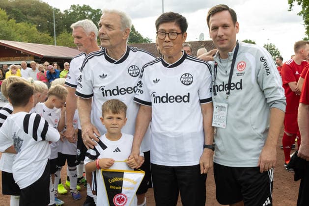 FC Nieder-Florstadt Ü40 - Eintracht Frankfurt Traditionsmannschaft, Eintracht in der Region Von links (im Hintergrund) Rudi Bommer, Karl-Heinz Körbel, Cha Bum-Kun und Manuel Hiemenz, der stellvertretende Leiter der Eintracht-Fußballschule. , Spiel der Traditionsmannschaft von Eintracht Frankfurt beim FC Nieder-Florstadt am 28. August 2026., Florstadt Hessen Deutschland Waldsportplatz Nieder-Florstadt