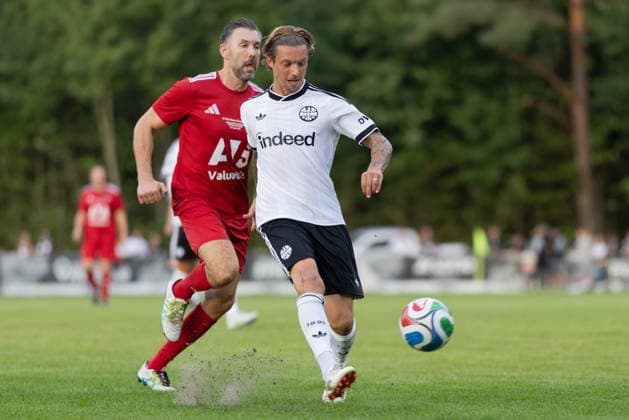 FC Nieder-Florstadt Ü40 - Eintracht Frankfurt Traditionsmannschaft, Eintracht in der Region Anschlusstor von Sonny Kittel zum 1:2. Hinter ihm kann Nieder-Florstadts Boris Weber nicht mehr eingreifen. Spiel der Traditionsmannschaft von Eintracht Frankfurt beim FC Nieder-Florstadt am 28. August 2026., Florstadt Hessen Deutschland Waldsportplatz Nieder-Florstadt