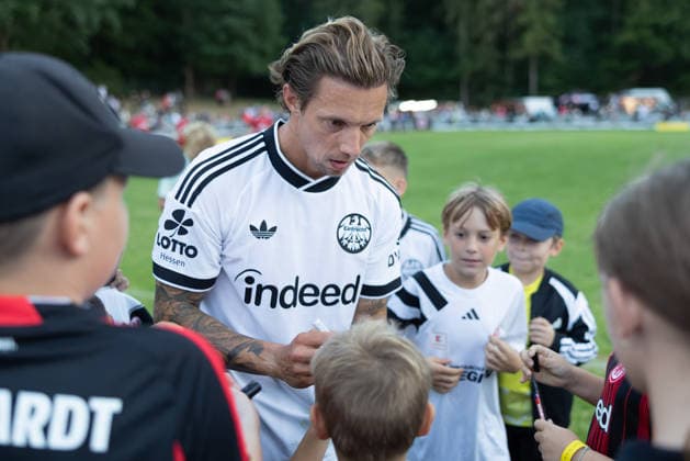 FC Nieder-Florstadt Ü40 - Eintracht Frankfurt Traditionsmannschaft, Eintracht in der Region Sonny Kittel schreibt Autogramme. Spiel der Traditionsmannschaft von Eintracht Frankfurt beim FC Nieder-Florstadt am 28. August 2026., Florstadt Hessen Deutschland Waldsportplatz Nieder-Florstadt