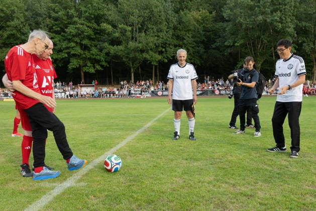 FC Nieder-Florstadt Ü40 - Eintracht Frankfurt Traditionsmannschaft, Eintracht in der Region Symbolischer Ankick von Karl-Heinz Körbel und Cha Bum-Kun mit den beiden Nieder-Florstädtern Karl-Heinz Fuzzy Schleiter und Hubert Reuß. Spiel der Traditionsmannschaft von Eintracht Frankfurt beim FC Nieder-Florstadt am 28. August 2026., Florstadt Hessen Deutschland Waldsportplatz Nieder-Florstadt