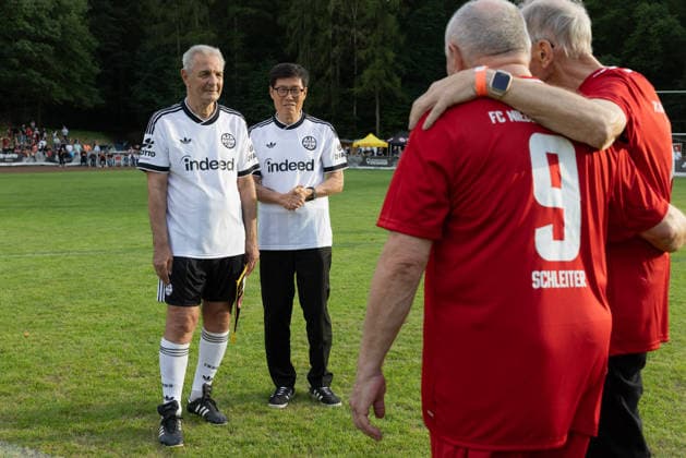 FC Nieder-Florstadt Ü40 - Eintracht Frankfurt Traditionsmannschaft, Eintracht in der Region Symbolischer Ankick von Karl-Heinz Körbel und Cha Bum-Kun mit den beiden Nieder-Florstädtern Karl-Heinz Fuzzy Schleiter und Hubert Reuß. Spiel der Traditionsmannschaft von Eintracht Frankfurt beim FC Nieder-Florstadt am 28. August 2026., Florstadt Hessen Deutschland Waldsportplatz Nieder-Florstadt