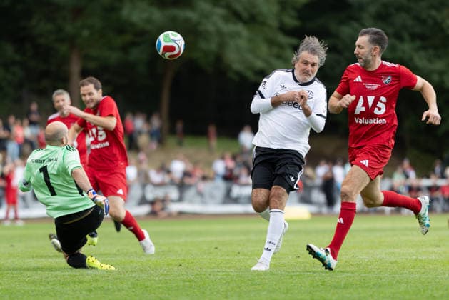 FC Nieder-Florstadt Ü40 - Eintracht Frankfurt Traditionsmannschaft, Eintracht in der Region Nieder-Florstadts Torhüter Pascal Seidel klärt vor Slobodan Komljenovic. Rechts Boris Weber (Nieder-Florstadt). Spiel der Traditionsmannschaft von Eintracht Frankfurt beim FC Nieder-Florstadt am 28. August 2026., Florstadt Hessen Deutschland Waldsportplatz Nieder-Florstadt