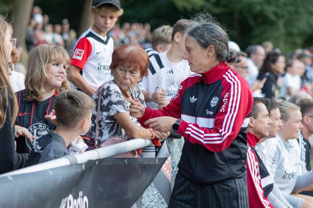 FC Nieder-Florstadt Ü40 - Eintracht Frankfurt Traditionsmannschaft, Eintracht in der Region Bereits während des Spiels schreibt die ausgewechselte Birgit Prinz Autogramme. Spiel der Traditionsmannschaft von Eintracht Frankfurt beim FC Nieder-Florstadt am 28. August 2026., Florstadt Hessen Deutschland Waldsportplatz Nieder-Florstadt