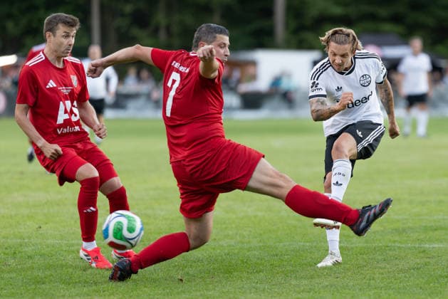 FC Nieder-Florstadt Ü40 - Eintracht Frankfurt Traditionsmannschaft, Eintracht in der Region Sebastian Huber (Nieder-Florstadt) wirft sich vergebens in den Schuss von Sonny Kittel (Eintracht), der das Tor zum 3:3 erzielt. Spiel der Traditionsmannschaft von Eintracht Frankfurt beim FC Nieder-Florstadt am 28. August 2026., Florstadt Hessen Deutschland Waldsportplatz Nieder-Florstadt
