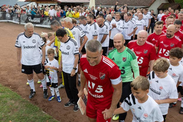 FC Nieder-Florstadt Ü40 - Eintracht Frankfurt Traditionsmannschaft, Eintracht in der Region Die beiden Teams stehen bereit. Links Charly Körbel mit Ehrengast Cha Bum-Kun. Spiel der Traditionsmannschaft von Eintracht Frankfurt beim FC Nieder-Florstadt am 28. August 2026., Florstadt Hessen Deutschland Waldsportplatz Nieder-Florstadt