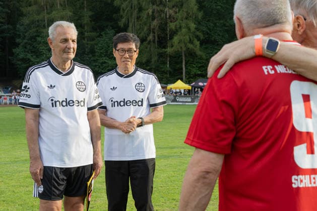 FC Nieder-Florstadt Ü40 - Eintracht Frankfurt Traditionsmannschaft, Eintracht in der Region Eintracht-Mannschaftsführer Karl-Heinz Körbel und Cha Bum-Kun begrüßen die beiden Nieder-Florstädter Mitglieder des Teams, das 1974 den Hessenpokal erringen konnte. Spiel der Traditionsmannschaft von Eintracht Frankfurt beim FC Nieder-Florstadt am 28. August 2026., Florstadt Hessen Deutschland Waldsportplatz Nieder-Florstadt