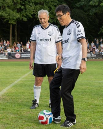 FC Nieder-Florstadt Ü40 - Eintracht Frankfurt Traditionsmannschaft, Eintracht in der Region Cha Bum-Kun beim symbolichen Anstoß der Begegnung. Im Hintergrund Kapitän Karl-Heinz Charly Körbel. Spiel der Traditionsmannschaft von Eintracht Frankfurt beim FC Nieder-Florstadt am 28. August 2026., Florstadt Hessen Deutschland Waldsportplatz Nieder-Florstadt