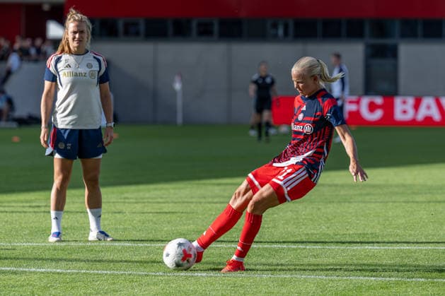 Pernille Harder (FC Bayern Muenchen Frauen, 21) beim Aufwaermen GER, FC Bayern Muenchen Frauen vs. 1. FSV Mainz 05, Fussball, Google Pixel Frauen-Bundesliga, 2. Spieltag, Saison 2026 2027, 31.08.2026 (DFL DFB REGULATIONS PROHIBIT ANY USE OF PHOTOGRAPHS as IMAGE SEQUENCES and or QUASI-VIDEO). Foto: HMB Media Heike Feiner *** Pernille Harder, FC Bayern Munich Women, age 21, during warm-ups in Germany; FC Bayern Munich Women vs. 1. FSV Mainz 05, soccer, Google Pixel Women s Bundesliga, Matchday 2, 2026–2027 season, August 31, 2026 DFL DFB regulations prohibit any use of photographs as image sequences and or quasi-video. Photo: HMB Media, Heike Feiner Copyright: HMBxMedia HeikexFeiner
