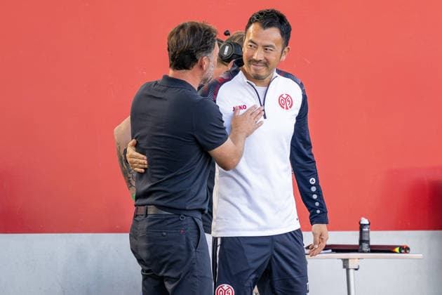 Herzliche Begruessung von Jose Barcala (Chef-Trainer, FC Bayern Muenchen Frauen) und Takashi Yamashita (Chef-Trainer, 1. FSV Mainz 05) GER, FC Bayern Muenchen Frauen vs. 1. FSV Mainz 05, Fussball, Google Pixel Frauen-Bundesliga, 2. Spieltag, Saison 2026 2027, 31.08.2026 (DFL DFB REGULATIONS PROHIBIT ANY USE OF PHOTOGRAPHS as IMAGE SEQUENCES and or QUASI-VIDEO). Foto: HMB Media Heike Feiner *** A warm welcome from Jose Barcala, Head Coach of FC Bayern Munich Women, and Takashi Yamashita, Head Coach of 1. FSV Mainz 05 (GER), FC Bayern Munich Women vs. 1. FSV Mainz 05, Soccer, Google Pixel Women’s Bundesliga, Matchday 2, 2026–2027 Season, August 31, 2026 DFL DFB regulations prohibit any use of photographs as image sequences and or quasi-video. Photo: HMB Media, Heike Feiner Copyright: HMBxMedia HeikexFeiner