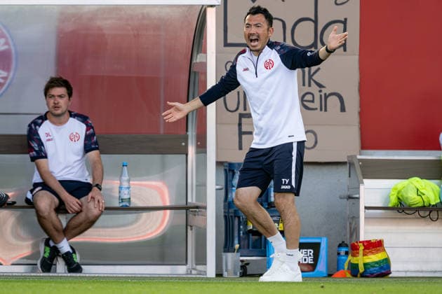 Takashi Yamashita (Chef-Trainer, 1. FSV Mainz 05) erzuernt an der Seitenlinie GER, FC Bayern Muenchen Frauen vs. 1. FSV Mainz 05, Fussball, Google Pixel Frauen-Bundesliga, 2. Spieltag, Saison 2026 2027, 31.08.2026 (DFL DFB REGULATIONS PROHIBIT ANY USE OF PHOTOGRAPHS as IMAGE SEQUENCES and or QUASI-VIDEO). Foto: HMB Media Heike Feiner *** Takashi Yamashita, Head Coach, 1. FSV Mainz 05, furious on the sideline (GER), FC Bayern Munich Women vs. 1. FSV Mainz 05, Soccer, Google Pixel Women s Bundesliga, Matchday 2, 2026–2027 Season, August 31, 2026 DFL DFB regulations prohibit any use of photographs as image sequences and or quasi-video. Photo: HMB Media, Heike Feiner Copyright: HMBxMedia HeikexFeiner