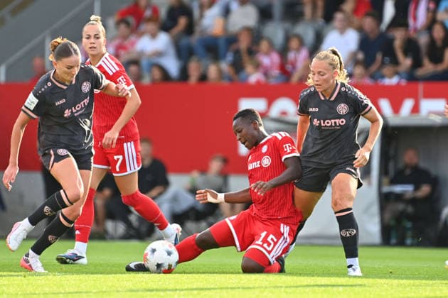 v.re:MARTIN (MZ), Aktion,Zweikampf gegen Bernadette KAKOUNAN AMANI (FCB), hi:Giulia GWINN (FCB), Fussball Google Pixel Bundesliga der Frauen Saison 2026 2027, 2.Spieltag, Spieltag02 FC Bayern Muenchen Frauen - 1.FSV Mainz 05 am 31.08.2026 FC BAYERN CAMPUS *** v re MARTIN MZ, Action, Tackle against Bernadette KAKOUNAN AMANI (FCB), hi Giulia GWINN (FCB), Soccer, Google Pixel, Women s Bundesliga, 2026–2027 Season, Matchday 2, Matchday 02: FC Bayern Munich Women 1 vs. FSV Mainz 05 on August 31, 2026, FC BAYERN CAMPUS