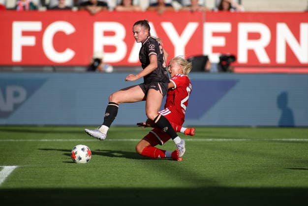 Fussball, Frauen, Google Pixel Frauen Bundesliga, 2.Spieltag, Saison 2026 2027, FC Bayern München - 1.FSV Mainz 05, Campus Sabina Jackson (1. FSV Mainz 05) (li.) mit Pernille Harder (FC Bayern München) (re.) im Zweikampf um den Ball *** Soccer, Women, Google Pixel Women s Bundesliga, Matchday 2, 2026–2027 Season, FC Bayern Munich 1 vs. FSV Mainz 05, Campus Sabina Jackson (1, FSV Mainz 05, left) and Pernille Harder (FC Bayern Munich, right) battling for the ball