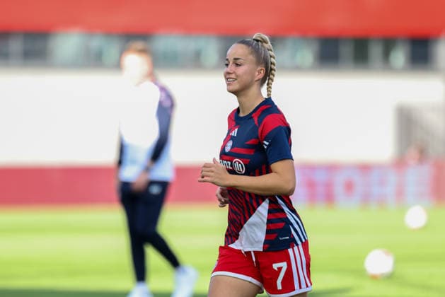 Giulia Gwinn (FC Bayern Muenchen, 07) beim Aufwaermen, GER, FC Bayern Muenchen vs. 1. FSV Mainz 05, Fussball, Google Pixel Frauen-Bundesliga, 2. Spieltag, Saison 2026 2027, 31.08.2026, DFL DFB REGULATIONS PROHIBIT ANY USE OF PHOTOGRAPHS as IMAGE SEQUENCES and or QUASI-VIDEO, GER, FC Bayern Muenchen vs. 1. FSV Mainz 05, Fussball, Google Pixel Frauen-Bundesliga, 2. Spieltag, Saison 2026 2027, 31.08.2026 Muenchen *** Giulia Gwinn, FC Bayern Munich, No. 07, warming up, GER, FC Bayern Munich vs. 1. FSV Mainz 05, soccer, Google Pixel Women s Bundesliga, Matchday 2, 2026–2027 season, August 31, 2026, DFL and DFB regulations prohibit any use of photographs as image sequences and or quasi-video, GER, FC Bayern Munich vs. 1. FSV Mainz 05, soccer, Google Pixel Women’s Bundesliga, Matchday 2, 2026–2027 season, August 31, 2026, Munich Copyright: xEibner-Pressefoto JennixMaulx EP_JML