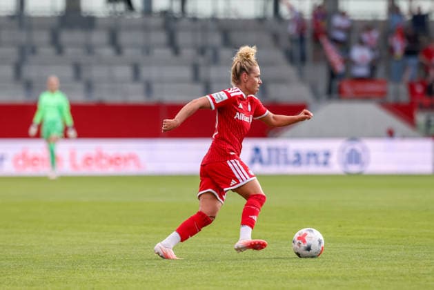 Linda Dallmann (FC Bayern Muenchen, 10) mit Ball, GER, FC Bayern Muenchen vs. 1. FSV Mainz 05, Fussball, Google Pixel Frauen-Bundesliga, 2. Spieltag, Saison 2026 2027, 31.08.2026, DFL DFB REGULATIONS PROHIBIT ANY USE OF PHOTOGRAPHS as IMAGE SEQUENCES and or QUASI-VIDEO, GER, FC Bayern Muenchen vs. 1. FSV Mainz 05, Fussball, Google Pixel Frauen-Bundesliga, 2. Spieltag, Saison 2026 2027, 31.08.2026 Muenchen *** Linda Dallmann, FC Bayern Munich, No. 10 with the ball, GER, FC Bayern Munich vs. FSV Mainz 05, soccer, Google Pixel Women s Bundesliga, Matchday 2, 2026–2027 season, August 31, 2026, DFL and DFB regulations prohibit any use of photographs as image sequences and or quasi-video, GER, FC Bayern Munich vs. 1. FSV Mainz 05, Soccer, Google Pixel Women’s Bundesliga, Matchday 2, 2026–2027 Season, August 31, 2026, Munich Copyright: xEibner-Pressefoto JennixMaulx EP_JML
