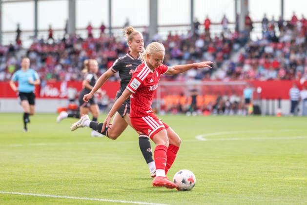 Pernille Harder (FC Bayern Muenchen, 21) mit Ball, GER, FC Bayern Muenchen vs. 1. FSV Mainz 05, Fussball, Google Pixel Frauen-Bundesliga, 2. Spieltag, Saison 2026 2027, 31.08.2026, DFL DFB REGULATIONS PROHIBIT ANY USE OF PHOTOGRAPHS as IMAGE SEQUENCES and or QUASI-VIDEO, GER, FC Bayern Muenchen vs. 1. FSV Mainz 05, Fussball, Google Pixel Frauen-Bundesliga, 2. Spieltag, Saison 2026 2027, 31.08.2026 Muenchen *** Pernille Harder, FC Bayern Munich, No. 21 with the ball, GER, FC Bayern Munich vs. 1. FSV Mainz 05, soccer, Google Pixel Women s Bundesliga, Matchday 2, 2026–2027 season, August 31, 2026, DFL and DFB regulations prohibit any use of photographs as image sequences and or quasi-video, GER, FC Bayern Munich vs. 1. FSV Mainz 05, Soccer, Google Pixel Women’s Bundesliga, Matchday 2, 2026–2027 Season, August 31, 2026, Munich Copyright: xEibner-Pressefoto JennixMaulx EP_JML
