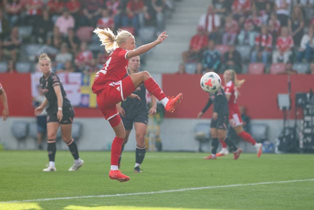 Pernille Harder (FC Bayern Muenchen, 21) mit Ball, GER, FC Bayern Muenchen vs. 1. FSV Mainz 05, Fussball, Google Pixel Frauen-Bundesliga, 2. Spieltag, Saison 2026 2027, 31.08.2026, DFL DFB REGULATIONS PROHIBIT ANY USE OF PHOTOGRAPHS as IMAGE SEQUENCES and or QUASI-VIDEO, GER, FC Bayern Muenchen vs. 1. FSV Mainz 05, Fussball, Google Pixel Frauen-Bundesliga, 2. Spieltag, Saison 2026 2027, 31.08.2026 Muenchen *** Pernille Harder, FC Bayern Munich, No. 21 with the ball, GER, FC Bayern Munich vs. 1. FSV Mainz 05, soccer, Google Pixel Women s Bundesliga, Matchday 2, 2026–2027 season, August 31, 2026, DFL and DFB regulations prohibit any use of photographs as image sequences and or quasi-video, GER, FC Bayern Munich vs. 1. FSV Mainz 05, Soccer, Google Pixel Women’s Bundesliga, Matchday 2, 2026–2027 Season, August 31, 2026, Munich Copyright: xEibner-Pressefoto JennixMaulx EP_JML