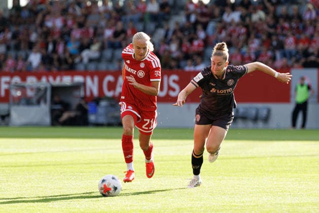 Pernille Harder (21, FC Bayern München) und Paula Flach (18, 1.FSV Mainz 05) beim Spiel zwischen FC Bayern München v 1.FSV Mainz 05, Fussball, Frauen, Google Pixel Frauen-Bundesliga, 2026 2027, 2.Spieltag am 31.08.2026 in München, FC Bayern Campus. DFL and DFB regulations prohibit any use of photographs as image sequences and or quasi-video. Bayern Deutschland *** Pernille Harder, 21, FC Bayern Munich, and Paula Flach, 18, 1. FSV Mainz 05, during the match between FC Bayern Munich and 1. FSV Mainz 05, soccer, women’s, Google Pixel Women’s Bundesliga, 2026–2027, Matchday 2 on August 31, 2026, in Munich, FC Bayern Campus. DFL and DFB regulations prohibit any use of photographs as image sequences and or quasi-video. Bayern, Germany
