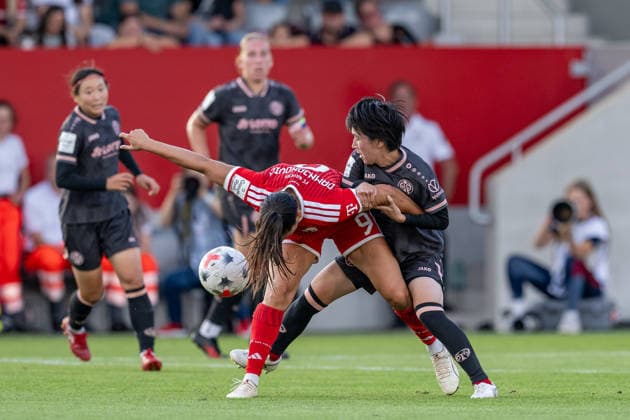 Kampf um den Ball Zweikampf zwischen Jovana Damnjanovic (FC Bayern Muenchen Frauen, 09) und Yurina Imai (1. FSV Mainz 05, 14) GER, FC Bayern Muenchen Frauen vs. 1. FSV Mainz 05, Fussball, Google Pixel Frauen-Bundesliga, 2. Spieltag, Saison 2026 2027, 31.08.2026 (DFL DFB REGULATIONS PROHIBIT ANY USE OF PHOTOGRAPHS as IMAGE SEQUENCES and or QUASI-VIDEO). Foto: HMB Media Heike Feiner *** Battle for the Ball: Tackle between Jovana Damnjanovic (FC Bayern Munich Women, No. 09) and Yurina Imai (1 FSV Mainz 05, No. 14), GER, FC Bayern Munich Women vs. 1. FSV Mainz 05, Soccer, Google Pixel Women’s Bundesliga, Matchday 2, 2026–2027 Season, August 31, 2026 DFL DFB regulations prohibit any use of photographs as image sequences and or quasi-video. Photo: HMB Media, Heike Feiner Copyright: HMBxMedia HeikexFeiner