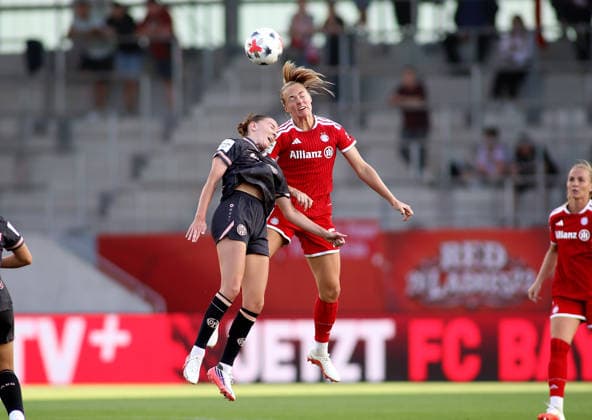 Fussball, Frauen, Google Pixel Frauen Bundesliga, 2.Spieltag, Saison 2026 2027, FC Bayern München - 1.FSV Mainz 05, Campus Gentiana Fetaj (1. FSV Mainz 05) (li.) mit Magdalena Eriksson (FC Bayern München) (re.) im Zweikampf um den Ball, Kopfballduell, Sprung, Aktion *** Soccer, Women, Google Pixel Women s Bundesliga, Matchday 2, 2026–2027 Season, FC Bayern Munich 1, FSV Mainz 05, Campus Gentiana Fetaj 1, FSV Mainz 05 (left) with Magdalena Eriksson; FC Bayern Munich (right) in a battle for the ball, header duel, jump, action