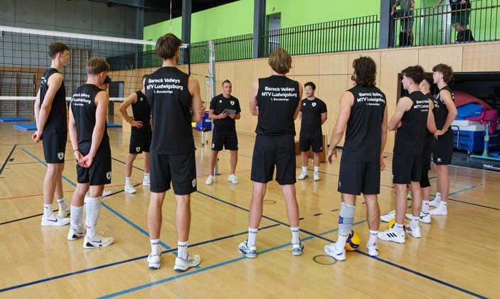 2026.08.31, Deutschland, Ludwigsburg, Volleyball Barock Volleys MTV Ludwigsburg Trainingsauftakt, Trainer Patrick Steuerwald (Mitte), Athletiktrainer Hannes Quandel (hinten rechts)