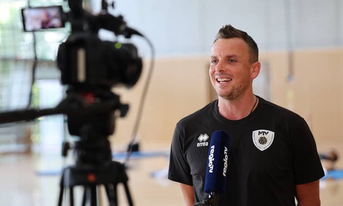 2026.08.31, Deutschland, Ludwigsburg, Volleyball Barock Volleys MTV Ludwigsburg Trainingsauftakt, Trainer Patrick Steuerwald vor der Kamera beim Interview