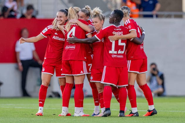 Die Muenchnerinnen bejubeln mit Giulia Gwinn (FC Bayern Muenchen Frauen, 07) deren Tor zum 1:0 GER, FC Bayern Muenchen Frauen vs. 1. FSV Mainz 05, Fussball, Google Pixel Frauen-Bundesliga, 2. Spieltag, Saison 2026 2027, 31.08.2026 (DFL DFB REGULATIONS PROHIBIT ANY USE OF PHOTOGRAPHS as IMAGE SEQUENCES and or QUASI-VIDEO). Foto: HMB Media Heike Feiner *** The Munich fans celebrate with Giulia Gwinn of FC Bayern Munich Women, 07, after her goal to make it 1–0 GER, FC Bayern Munich Women vs. 1. FSV Mainz 05, Soccer, Google Pixel Women’s Bundesliga, Matchday 2, 2026–2027 Season, August 31, 2026 DFL DFB regulations prohibit any use of photographs as image sequences and or quasi-video. Photo: HMB Media, Heike Feiner Copyright: HMBxMedia HeikexFeiner