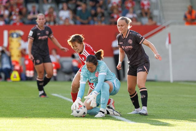 Mamiko Matsumoto (1, 1.FSV Mainz 05), Momoko Tanikawa (18, FC Bayern München) und Paula Flach (18, 1.FSV Mainz 05) beim Spiel zwischen FC Bayern München v 1.FSV Mainz 05, Fussball, Frauen, Google Pixel Frauen-Bundesliga, 2026 2027, 2.Spieltag am 31.08.2026 in München, FC Bayern Campus. DFL and DFB regulations prohibit any use of photographs as image sequences and or quasi-video. Bayern Deutschland *** Mamiko Matsumoto 1, 1 FSV Mainz 05, Momoko Tanikawa 18, FC Bayern Munich and Paula Flach 18, 1 FSV Mainz 05 during the match between FC Bayern Munich and 1 FSV Mainz 05, soccer, women s, Google Pixel Women s Bundesliga, 2026–2027, Matchday 2 on August 31, 2026, in Munich, FC Bayern Campus. DFL and DFB regulations prohibit any use of photographs as image sequences and or quasi-video. Bayern, Germany