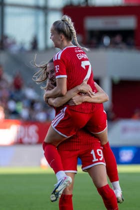 Torjubel zum 1:0, Katharina Naschenweng 19 (FC Bayern Muenchen), Giulia Gwinn 7 (FC Bayern Muenchen), FC Bayern Frauen Muenchen - 1. FSV Mainz 05, Google Pixel Frauenbundesliga, 2. Spieltag, 31.08.26 DFB regulations prohibit any use of photographs as image sequences and or quasi-video. (kolbert-press) Muenchen Bayern Deutschland *** Goal celebration for the 1-0 lead, Katharina Naschenweng 19 FC Bayern Munich, Giulia Gwinn 7 FC Bayern Munich, FC Bayern Munich Women 1 FSV Mainz 05, Google Pixel Women s Bundesliga, Matchday 2, August 31, 2026. DFB regulations prohibit any use of photographs as image sequences and or quasi-video. Kolbert Press, Munich, Bayern, Germany Copyright: xkolbert-press UlrichxGamelx