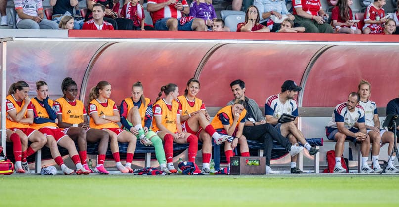 Die Bank der Muenchnerinnen, in der Mitte Lena Oberdorf (FC Bayern Muenchen Frauen, 08), fuer die es heute ein Comeback nach ihrem zweiten Kreuzbandriss geben koennte GER, FC Bayern Muenchen Frauen vs. 1. FSV Mainz 05, Fussball, Google Pixel Frauen-Bundesliga, 2. Spieltag, Saison 2026 2027, 31.08.2026 (DFL DFB REGULATIONS PROHIBIT ANY USE OF PHOTOGRAPHS as IMAGE SEQUENCES and or QUASI-VIDEO). Foto: HMB Media Heike Feiner *** The Munich women s team bench, with Lena Oberdorf (FC Bayern Munich Women) in the center, 08, who could make her comeback today after her second cruciate ligament tear GER, FC Bayern Munich Women vs. 1. FSV Mainz 05, Soccer, Google Pixel Women’s Bundesliga, Matchday 2, 2026–2027 Season, August 31, 2026 DFL DFB REGULATIONS PROHIBIT ANY USE OF PHOTOGRAPHS AS IMAGE SEQUENCES AND OR QUASI-VIDEO Photo: HMB Media, Heike Feiner Copyright: HMBxMedia HeikexFeiner