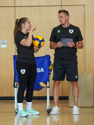 2026.08.31, Deutschland, Ludwigsburg, Volleyball Barock Volleys MTV Ludwigsburg Trainingsauftakt, v.l. Teammanagerin Roosa Koskelo, Trainer Patrick Steuerwald
