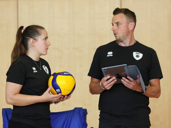 2026.08.31, Deutschland, Ludwigsburg, Volleyball Barock Volleys MTV Ludwigsburg Trainingsauftakt, v.l. Teammanagerin Roosa Koskelo, Trainer Patrick Steuerwald