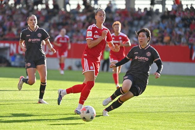 Giulia GWINN (FCB), Aktion,Zweikampf gegen Yuria IMAI (MZ). Fussball Google Pixel Bundesliga der Frauen Saison 2026 2027, 2.Spieltag, Spieltag02 FC Bayern Muenchen Frauen - 1.FSV Mainz 05 am 31.08.2026 FC BAYERN CAMPUS Â *** Giulia GWINN (FCB), in action, tackling Yuria IMAI (MZ), Soccer, Google Pixel, Women s Bundesliga, 2026–2027 season, Matchday 2, Matchday 02: FC Bayern Munich Women 1 vs. FSV Mainz 05 on August 31, 2026, FC BAYERN CAMPUS Â