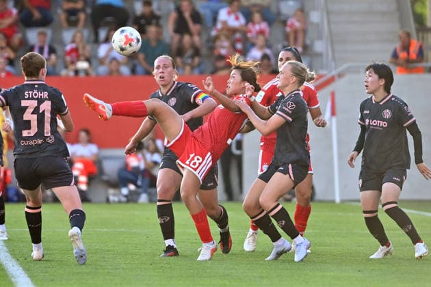 Torchance Momoko TANIKAWA (FCB), Aktion,Zweikampf gegen re:Sabina JACKSON (MZ), li:Johanna Maria BERG (MZ). Fussball Google Pixel Bundesliga der Frauen Saison 2026 2027, 2.Spieltag, Spieltag02 FC Bayern Muenchen Frauen - 1.FSV Mainz 05 am 31.08.2026 FC BAYERN CAMPUS *** Scoring opportunity: Momoko TANIKAWA (FCB), action, tackle against Sabina JACKSON (MZ) on the right, Johanna Maria BERG (MZ) on the left; Soccer; Google Pixel; Women s Bundesliga, 2026–2027 season, Matchday 2, Matchday 02: FC Bayern Munich Women 1 vs. FSV Mainz 05 on August 31, 2026, FC Bayern Campus