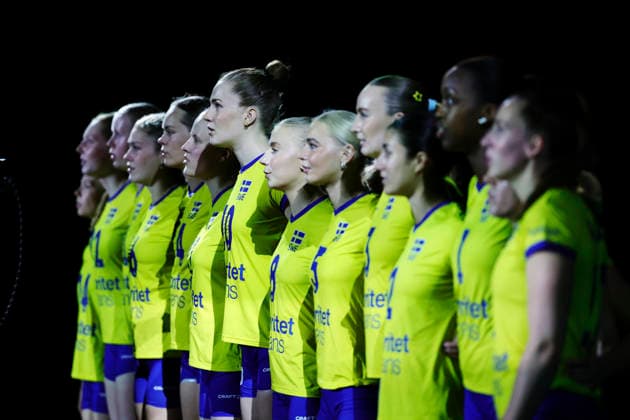 BRNO, TJECKIEN 20260831 Sverige sjunger nationalsangen under attondelsfinalen i damernas volleyboll-EM mellan Tjeckien och Sverige i Brno, Tjeckien. BRNO TJECKIEN x9200x