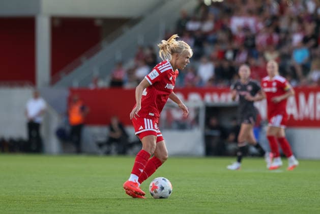 Pernille Harder (FC Bayern Muenchen, 21) mit Ball, GER, FC Bayern Muenchen vs. 1. FSV Mainz 05, Fussball, Google Pixel Frauen-Bundesliga, 2. Spieltag, Saison 2026 2027, 31.08.2026, DFL DFB REGULATIONS PROHIBIT ANY USE OF PHOTOGRAPHS as IMAGE SEQUENCES and or QUASI-VIDEO, GER, FC Bayern Muenchen vs. 1. FSV Mainz 05, Fussball, Google Pixel Frauen-Bundesliga, 2. Spieltag, Saison 2026 2027, 31.08.2026 Muenchen *** Pernille Harder, FC Bayern Munich, No. 21 with the ball, GER, FC Bayern Munich vs. 1. FSV Mainz 05, soccer, Google Pixel Women s Bundesliga, Matchday 2, 2026–2027 season, August 31, 2026, DFL and DFB regulations prohibit any use of photographs as image sequences and or quasi-video, GER, FC Bayern Munich vs. 1. FSV Mainz 05, Soccer, Google Pixel Women’s Bundesliga, Matchday 2, 2026–2027 Season, August 31, 2026, Munich Copyright: xEibner-Pressefoto JennixMaulx EP_JML