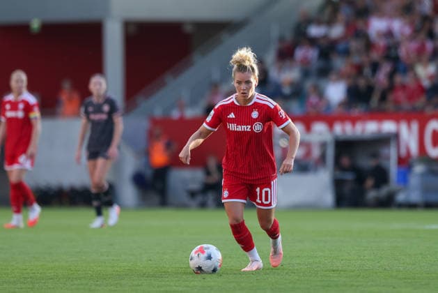 Linda Dallmann (FC Bayern Muenchen, 10) mit Ball, GER, FC Bayern Muenchen vs. 1. FSV Mainz 05, Fussball, Google Pixel Frauen-Bundesliga, 2. Spieltag, Saison 2026 2027, 31.08.2026, DFL DFB REGULATIONS PROHIBIT ANY USE OF PHOTOGRAPHS as IMAGE SEQUENCES and or QUASI-VIDEO, GER, FC Bayern Muenchen vs. 1. FSV Mainz 05, Fussball, Google Pixel Frauen-Bundesliga, 2. Spieltag, Saison 2026 2027, 31.08.2026 Muenchen *** Linda Dallmann, FC Bayern Munich, No. 10 with the ball, GER, FC Bayern Munich vs. 1 FSV Mainz 05, soccer, Google Pixel Women s Bundesliga, Matchday 2, 2026–2027 season, August 31, 2026, DFL and DFB regulations prohibit any use of photographs as image sequences and or quasi-video, GER, FC Bayern Munich vs. 1. FSV Mainz 05, Soccer, Google Pixel Women’s Bundesliga, Matchday 2, 2026–2027 Season, August 31, 2026, Munich Copyright: xEibner-Pressefoto JennixMaulx EP_JML