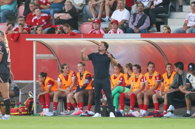 Jose Barcala (FC Bayern Muenchen, Chef-Trainer) gestikuliert, Gesten, GER, FC Bayern Muenchen vs. 1. FSV Mainz 05, Fussball, Google Pixel Frauen-Bundesliga, 2. Spieltag, Saison 2026 2027, 31.08.2026, DFL DFB REGULATIONS PROHIBIT ANY USE OF PHOTOGRAPHS as IMAGE SEQUENCES and or QUASI-VIDEO, GER, FC Bayern Muenchen vs. 1. FSV Mainz 05, Fussball, Google Pixel Frauen-Bundesliga, 2. Spieltag, Saison 2026 2027, 31.08.2026 Muenchen *** Jose Barcala, FC Bayern Munich, head coach gesturing, gestures, GER, FC Bayern Munich vs. 1. FSV Mainz 05, soccer, Google Pixel Women s Bundesliga, Matchday 2, 2026–2027 season, August 31, 2026, DFL and DFB regulations prohibit any use of photographs as image sequences and or quasi-video, GER, FC Bayern Munich vs. 1. FSV Mainz 05, soccer, Google Pixel Women’s Bundesliga, Matchday 2, 2026–2027 season, August 31, 2026, Munich Copyright: xEibner-Pressefoto JennixMaulx EP_JML
