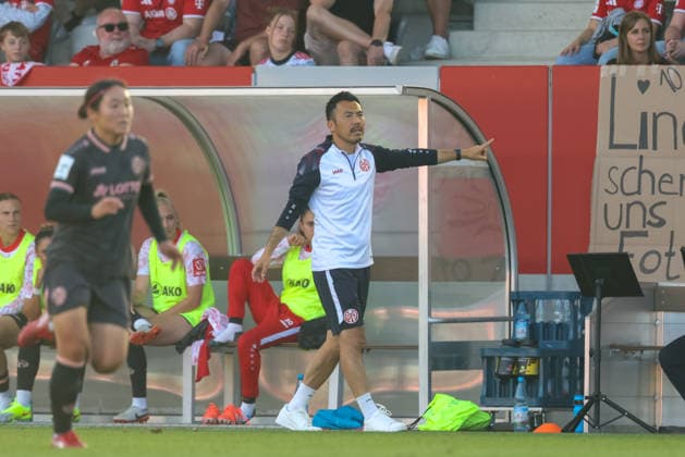 Takashi Yamashita (1. FSV Mainz 05, Chef-Trainer) gestikuliert, Gesten, GER, FC Bayern Muenchen vs. 1. FSV Mainz 05, Fussball, Google Pixel Frauen-Bundesliga, 2. Spieltag, Saison 2026 2027, 31.08.2026, DFL DFB REGULATIONS PROHIBIT ANY USE OF PHOTOGRAPHS as IMAGE SEQUENCES and or QUASI-VIDEO, GER, FC Bayern Muenchen vs. 1. FSV Mainz 05, Fussball, Google Pixel Frauen-Bundesliga, 2. Spieltag, Saison 2026 2027, 31.08.2026 Muenchen *** Takashi Yamashita, Head Coach of 1. FSV Mainz 05, gesturing, gestures, GER, FC Bayern Munich vs. 1. FSV Mainz 05, soccer, Google Pixel Women s Bundesliga, Matchday 2, 2026–2027 season, August 31, 2026, DFL and DFB regulations prohibit any use of photographs as image sequences and or quasi-video, GER, FC Bayern Munich vs. 1. FSV Mainz 05, soccer, Google Pixel Women s Bundesliga, Matchday 2, 2026–2027 season, August 31, 2026, Munich Copyright: xEibner-Pressefoto JennixMaulx EP_JML